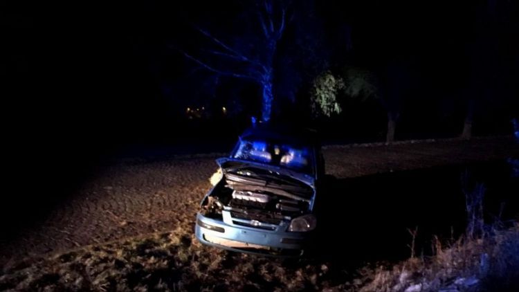 Řidič, který včera havaroval u Pečic, byl opilý. Vůz byl na letních gumách