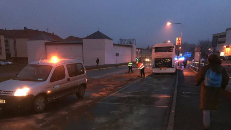 V Seifertově ulici hořel autobus, silnice je částečně uzavřena