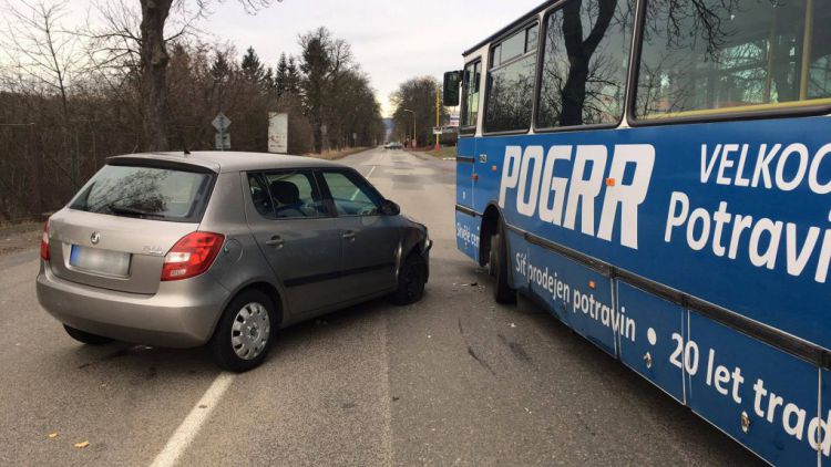 V Žižkově ulici se srazil autobus s fábií