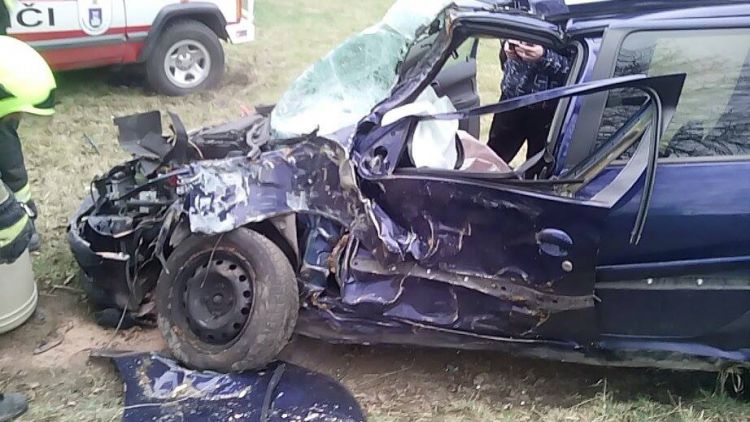 Vážná nehoda u Roželova: Peugeot narazil do stromu