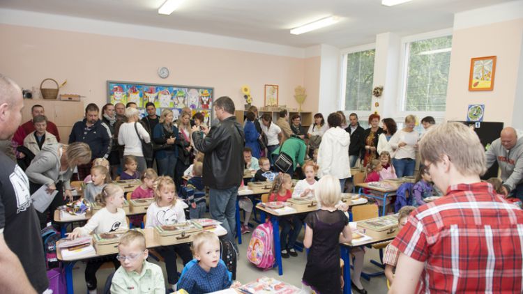 Přibližně 480 dětí dnes poprvé zasedlo do školních lavic