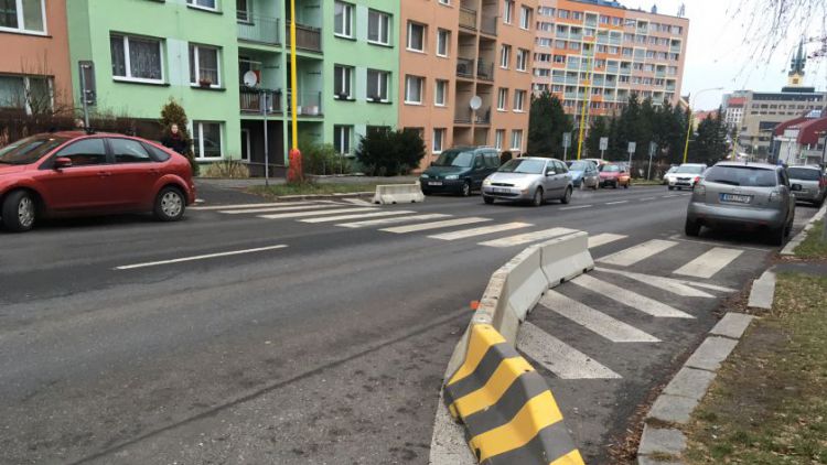 Přechody v Milínské nově chrání betonové bloky
