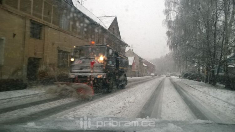 Na několika místech na Příbramsku nasadili silničáři sněhové frézy