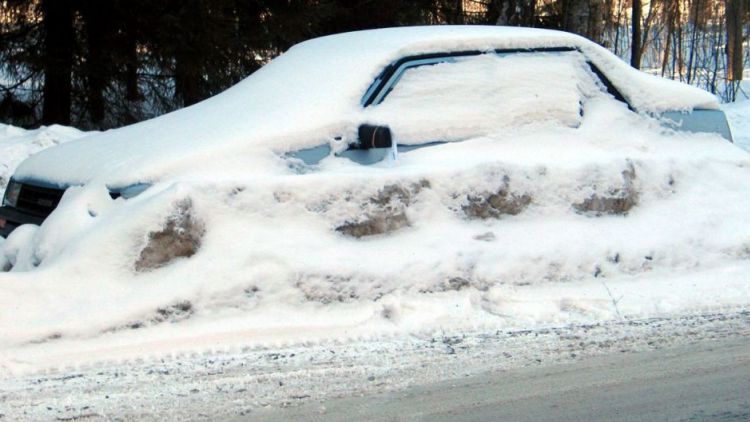 Za neočištěné auto od sněhu hrozí i pokuta