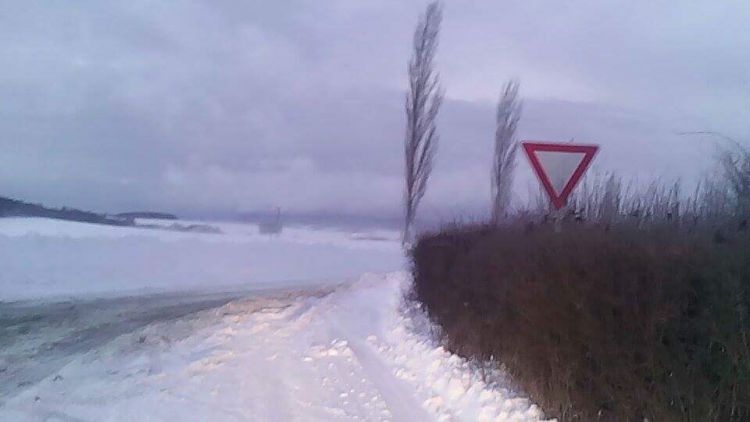 Ve středních Čechách místy sněží, řidiči by měli být opatrní
