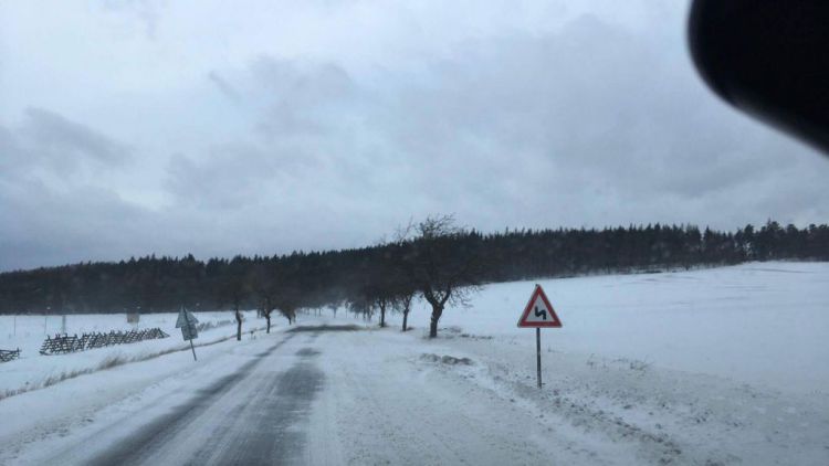 Řidiči na Příbramsku by si měli dát pozor na sněhové přeháňky