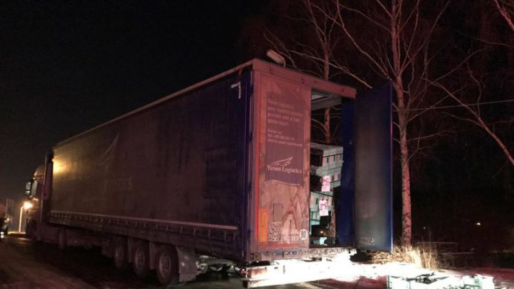 Náklad poztrácel kamion na silnici z Milína směr Dubenec