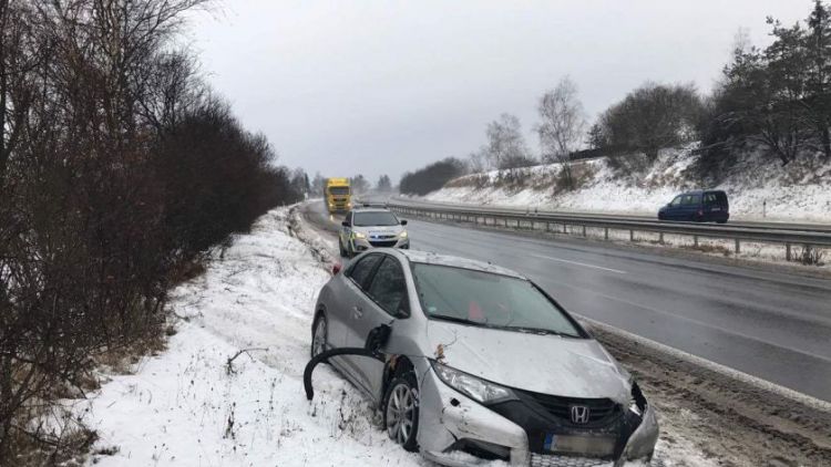 Honda na dálnici D4 u Mníšku skončila mimo silnici