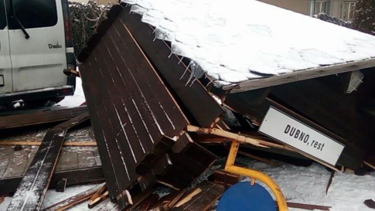 Špatně zajištěný vůz zničil autobusovou zastávku na Dubně