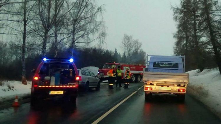 Doprava u Zalužan stojí, srazilo se zde osobní auto s nákladním