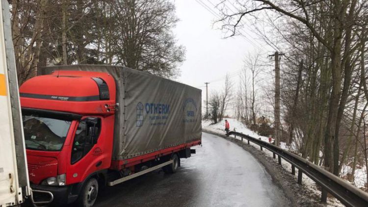 Střet dvou nákladních vozů komplikuje průjezd Čenkovem