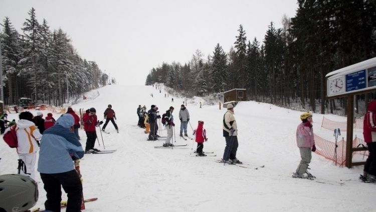 Navzdory pololetním prázdninám hlásí středočeské lyžařské areály úbytek návštěvníků