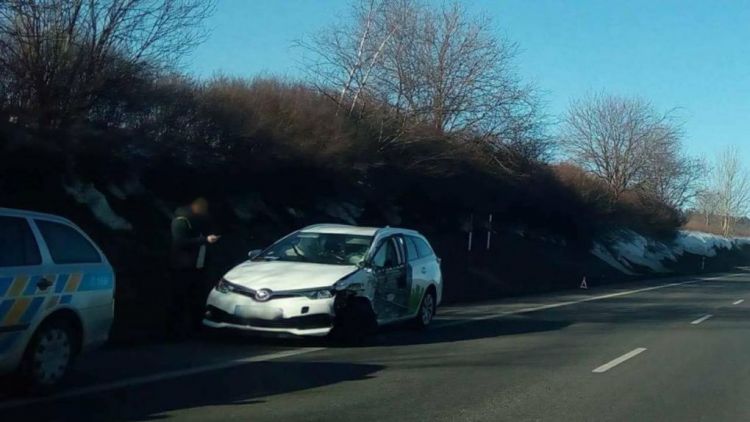 Na silnici 4 u Milína se srazil nákladní vůz s osobním