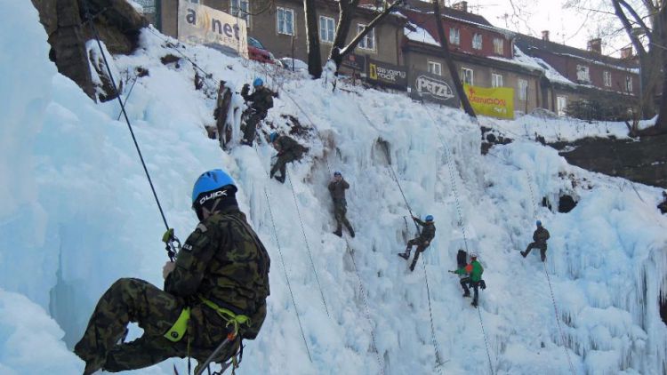 Dělostřelci z Jinců se školili na ledové lezení