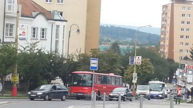 Porouchaný autobus komplikuje dopravu v centru