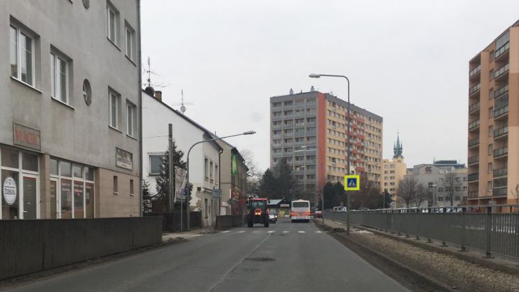 Úsek Březnické ulice dostane letos nový povrch