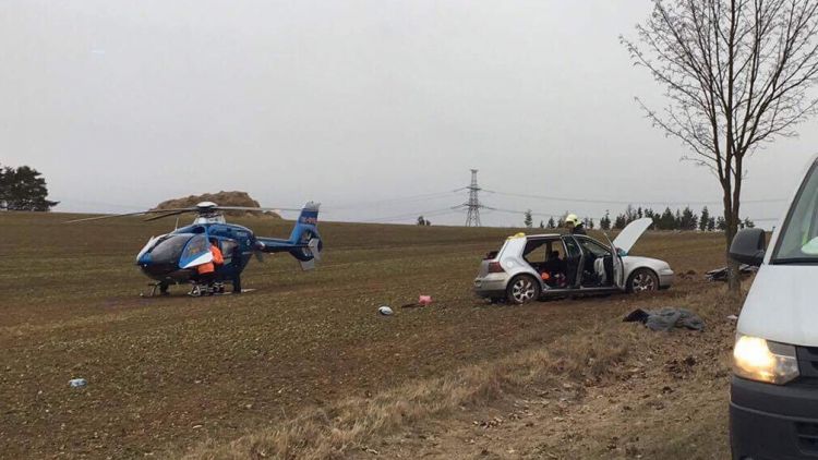 K vážné nehodě u Pečic přiletěl i záchranářský vrtulník