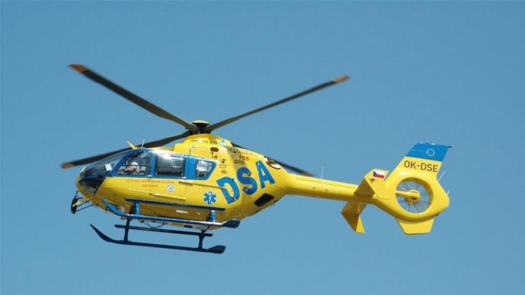 Žena spadla z osmimetrového svahu, na místě zasahoval vrtulník