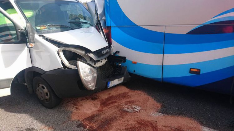 Nehoda autobusu a dodávky komplikuje dopravu u Milína