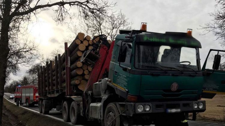 Další dopravní komplikace: Hasiči zasahují u kamionu za Višňovou, došlo u něj k zahoření