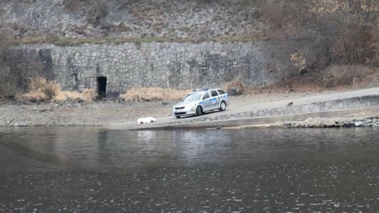 Na hladině Slapské přehrady našla policie tělo muže