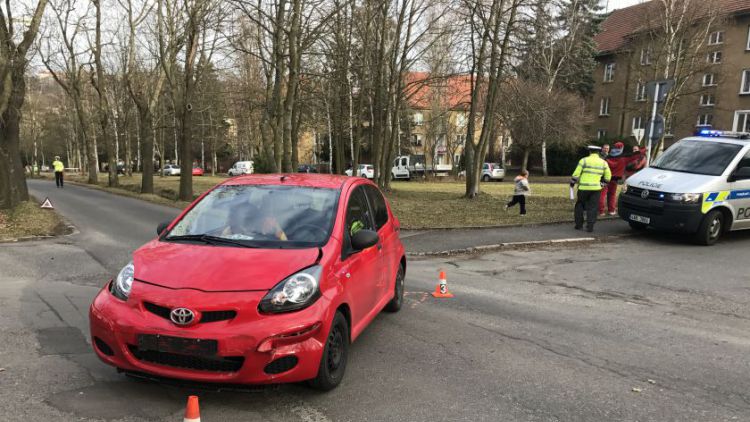 U Chmelnice se srazily dva osobní vozy, viník nehody z místa utekl