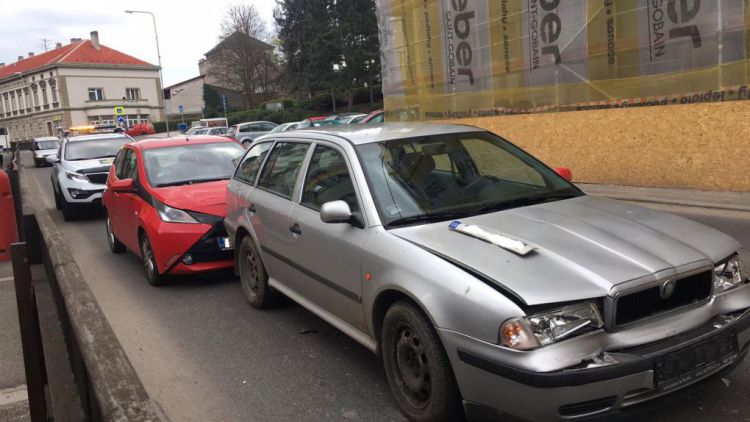 Nehoda tří vozidel v ulici Čs. Armády blokuje provoz