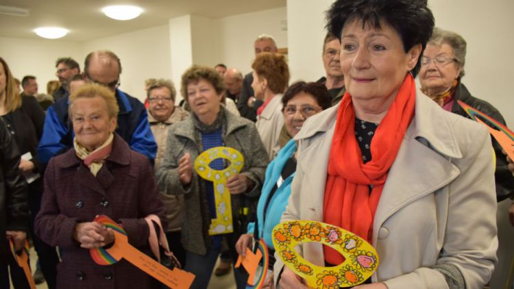Obyvatelé Komunitního domu seniorů si včera převzali symbolické klíče od svých bytů