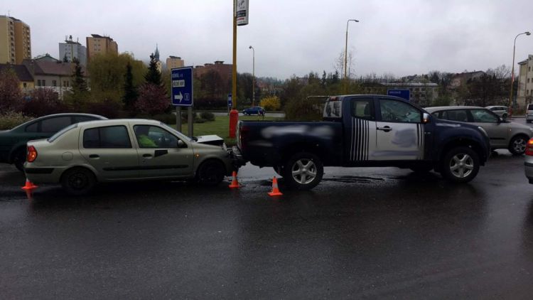Aktuálně: Dopravní nehoda na kruhovém objezdu u Obory v Příbrami