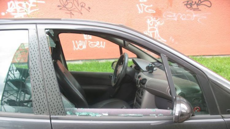 Zloděj vykradl auto před kulturním domem