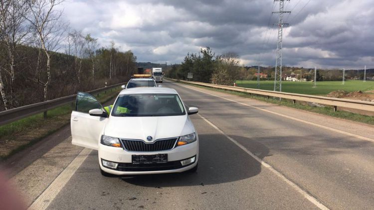Na silnici I/4 za obcí Dubenec, těsně před kruhovým objezdem Skalka, došlo k drobné dopravní nehodě