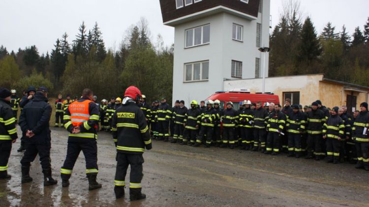 Taktické cvičení v CHKO Brdy s reálnou simulací výbuchu munice prověřilo 200 hasičů