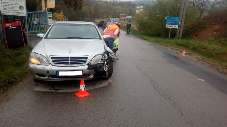 Osobní a nákladní vůz do sebe narazily před farmou u Kosovy Hory