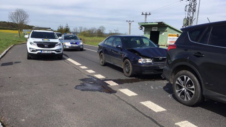Nehoda dvou vozů blokuje jízdní pruh u Višňové