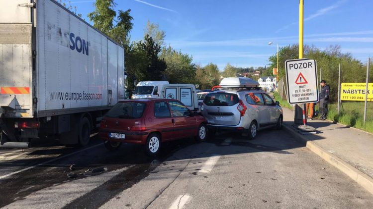 Aktuálně: Hromadná dopravní nehoda pěti aut ucpala Evropskou ulici v Příbrami