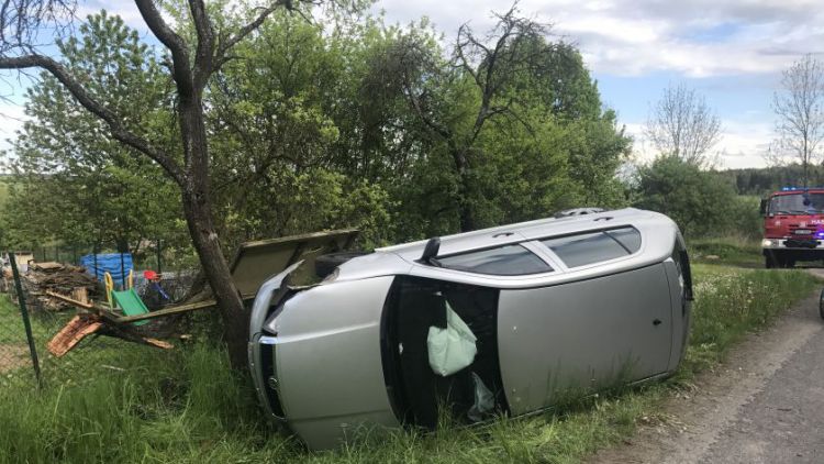 Osobní auto skončilo v Třebsku na boku, řidiče odvezla záchranná služba