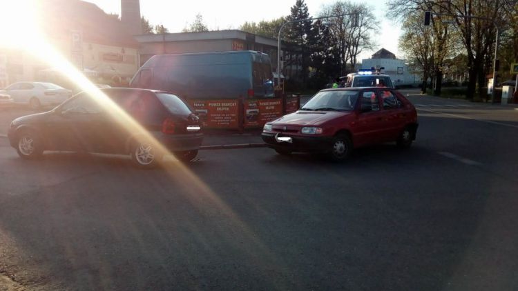 Na Rynečku došlo k drobné dopravní nehodě, účastníci se škodou do jednoho tisíce korun povolali policisty.