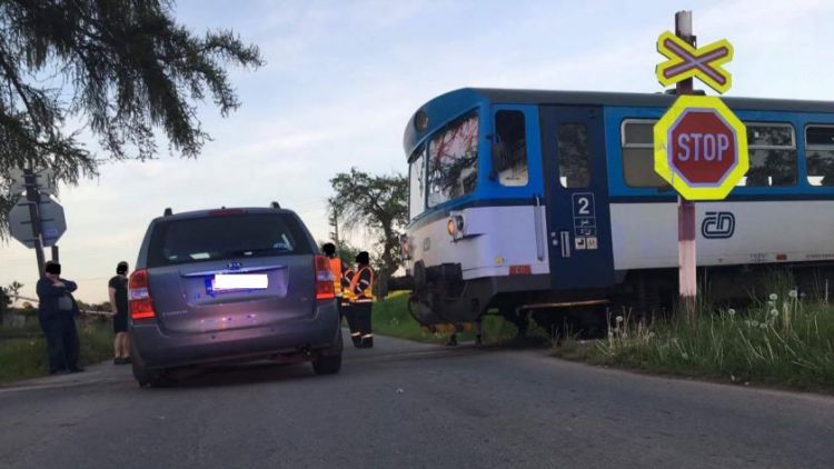 Srážka osobního automobilu s vlakem uzavřela silnici v Kosově Hoře