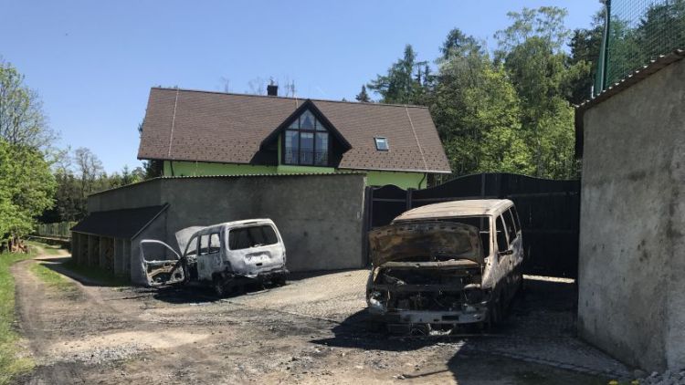 U Bratkovic v noci hořely dva vozy
