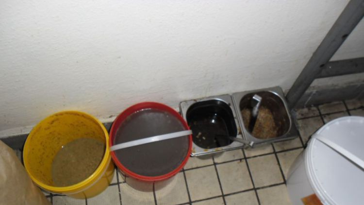 Hygienici našli v restauraci v Tochovicích prošlé potraviny nebo teplé pokrmy na zaprášené podlaze