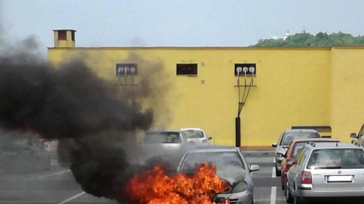 Na parkovišti v Brodské zachvátily auto plameny