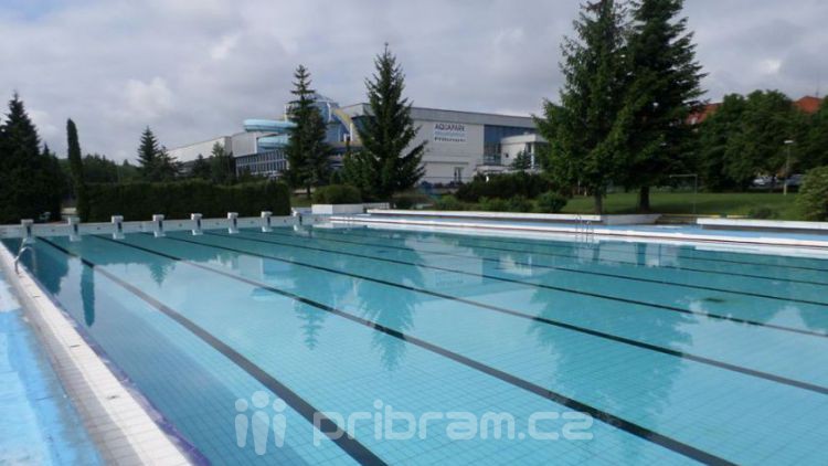 Venkovní bazén už je napuštěný a otevře se pro veřejnost v pátek