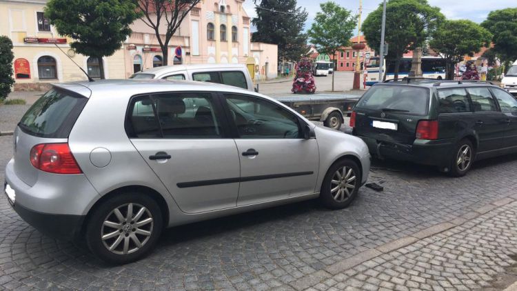 Dvě auta se srazila v Pražské ulici v Dobříši