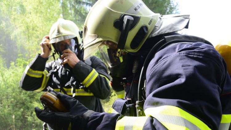 Ve vojenském výcvikovém prostoru Jince cvičili hasiči likvidaci požáru tlakových lahví