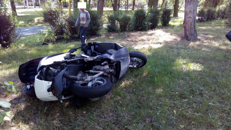 U Chmelnice došlo ke střetu osobního vozu s motocyklem