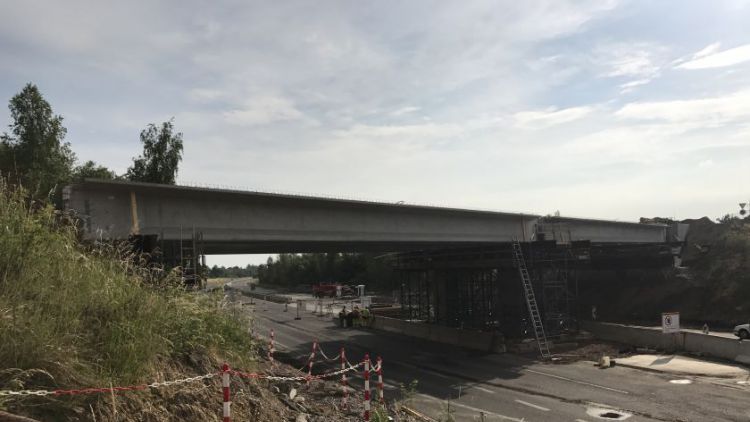 Stavebníci usadili nosníky nového mostu přes D4 u Skalky