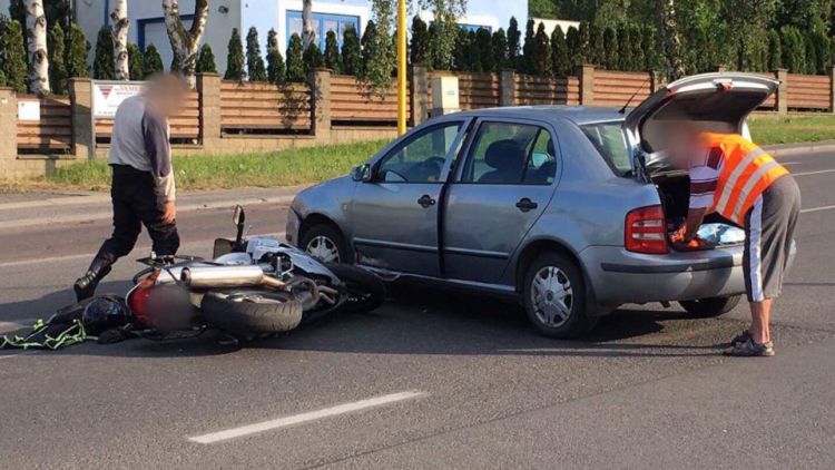 Právě teď: V Husově ulici škodovka knokautovala motorkáře