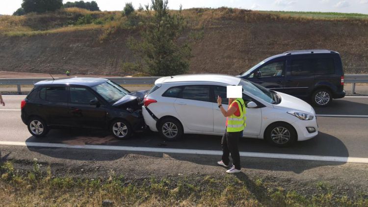 Právě teď: Nehoda tří osobních vozů komplikuje provoz na Skalce