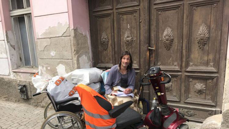 Bezdomovec odmítá opustit chodník před bývalou ubytovnou,  město hledá řešení