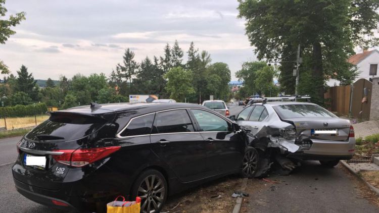 Právě teď: Nehoda tří vozů omezuje provoz v Pražské ulici na Dobříši
